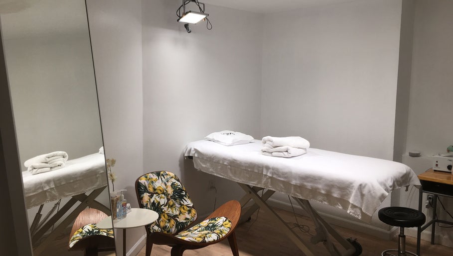 Relaxing treatment room at MPM STUDIO (Chelsea) Mens Grooming, New York, New York, US.