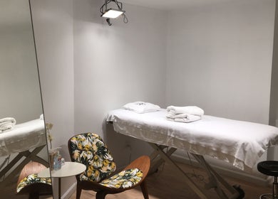 Relaxing treatment room at MPM STUDIO (Chelsea) Mens Grooming, New York, New York, US.
