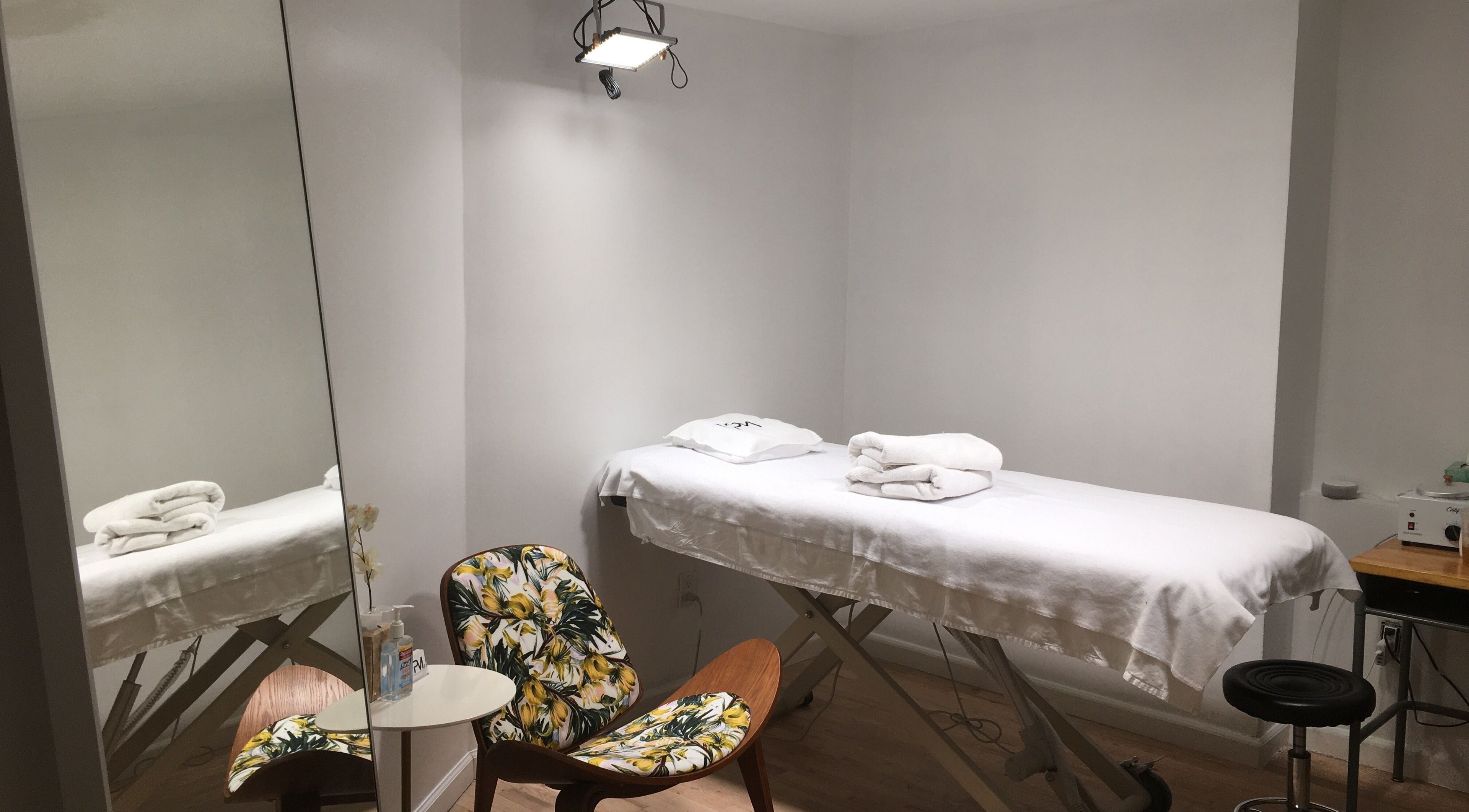 Relaxing treatment room at MPM STUDIO (Chelsea) Mens Grooming, New York, New York, US.