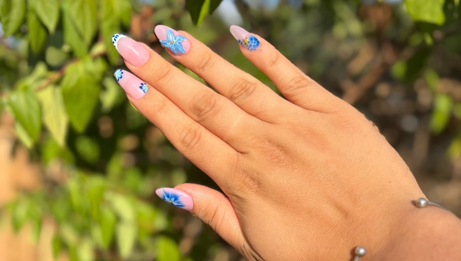 Nail art floral sur ongles chez Les Ongles de Kelly à Brassac, Occitanie, FR.
