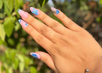Nail art floral sur ongles chez Les Ongles de Kelly à Brassac, Occitanie, FR.