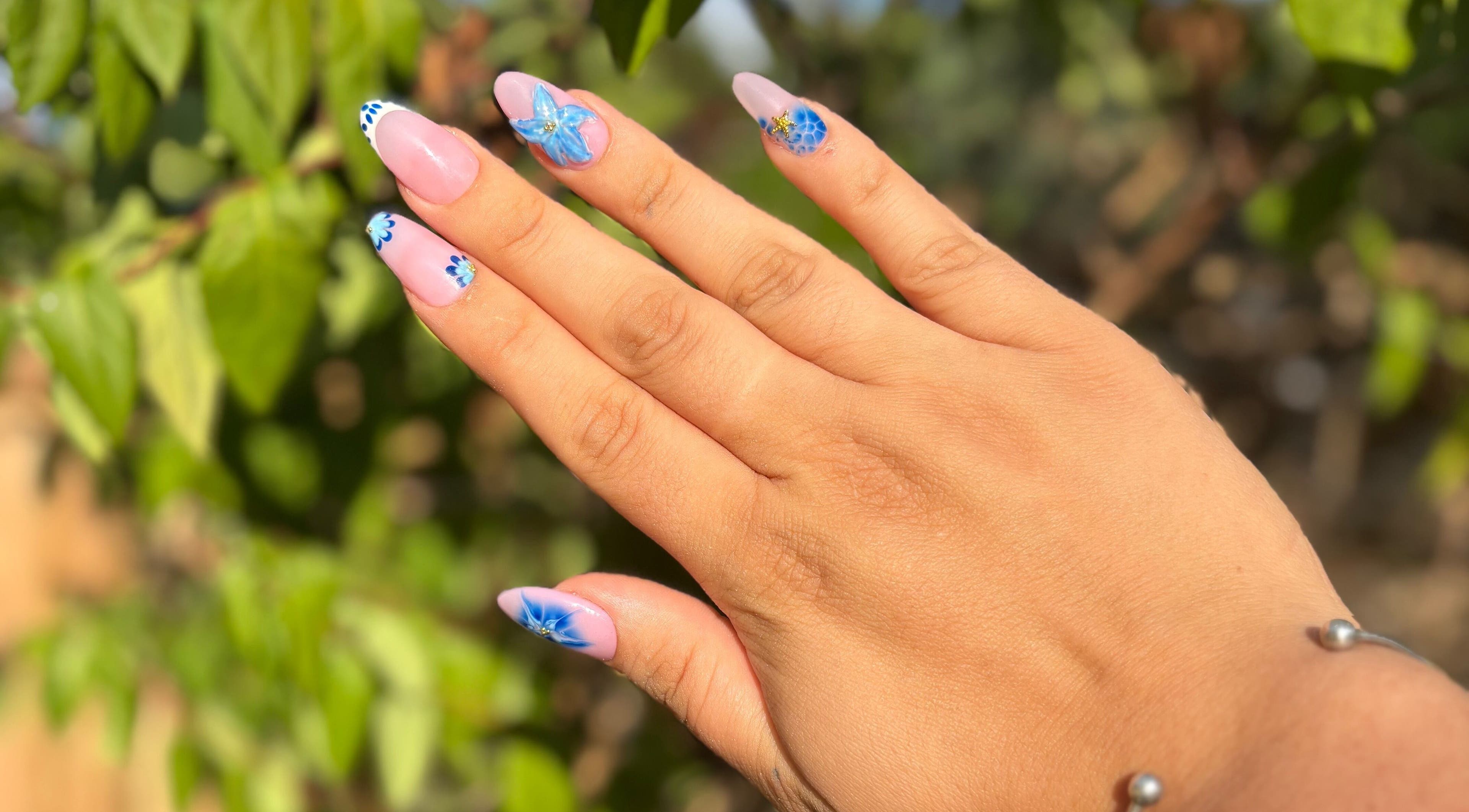 Nail art floral sur ongles chez Les Ongles de Kelly à Brassac, Occitanie, FR.