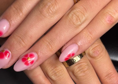 Nail art floral rose vif chez Les Ongles de Kelly, Brassac, Occitanie, FR.