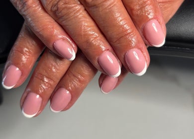 Manucure française élégante à Les Ongles de Kelly, Brassac, Occitanie, FR.