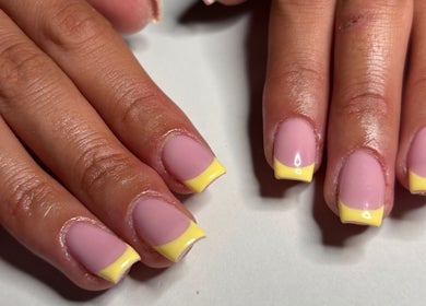 Manucure élégante avec french jaune chez Les Ongles de Kelly, Brassac, Occitanie, FR.
