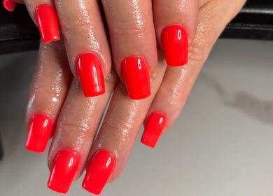 Manucure rouge éclatant chez Les Ongles de Kelly, Brassac, Occitanie, FR, mettant en valeur des ongles impeccables.