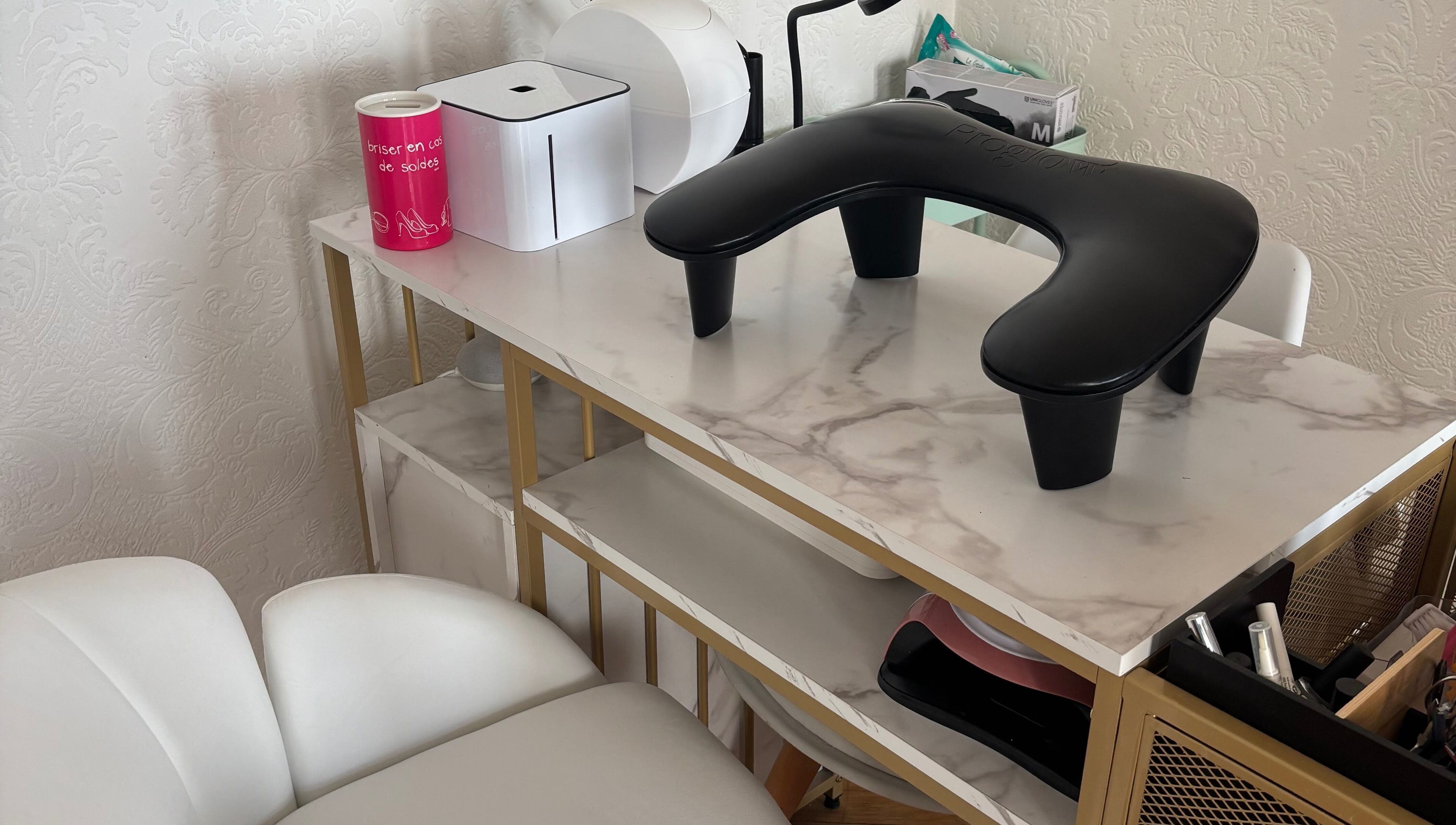 Station de manucure à Le Salon de Kelly, Brassac, Occitanie, FR avec équipement moderne.