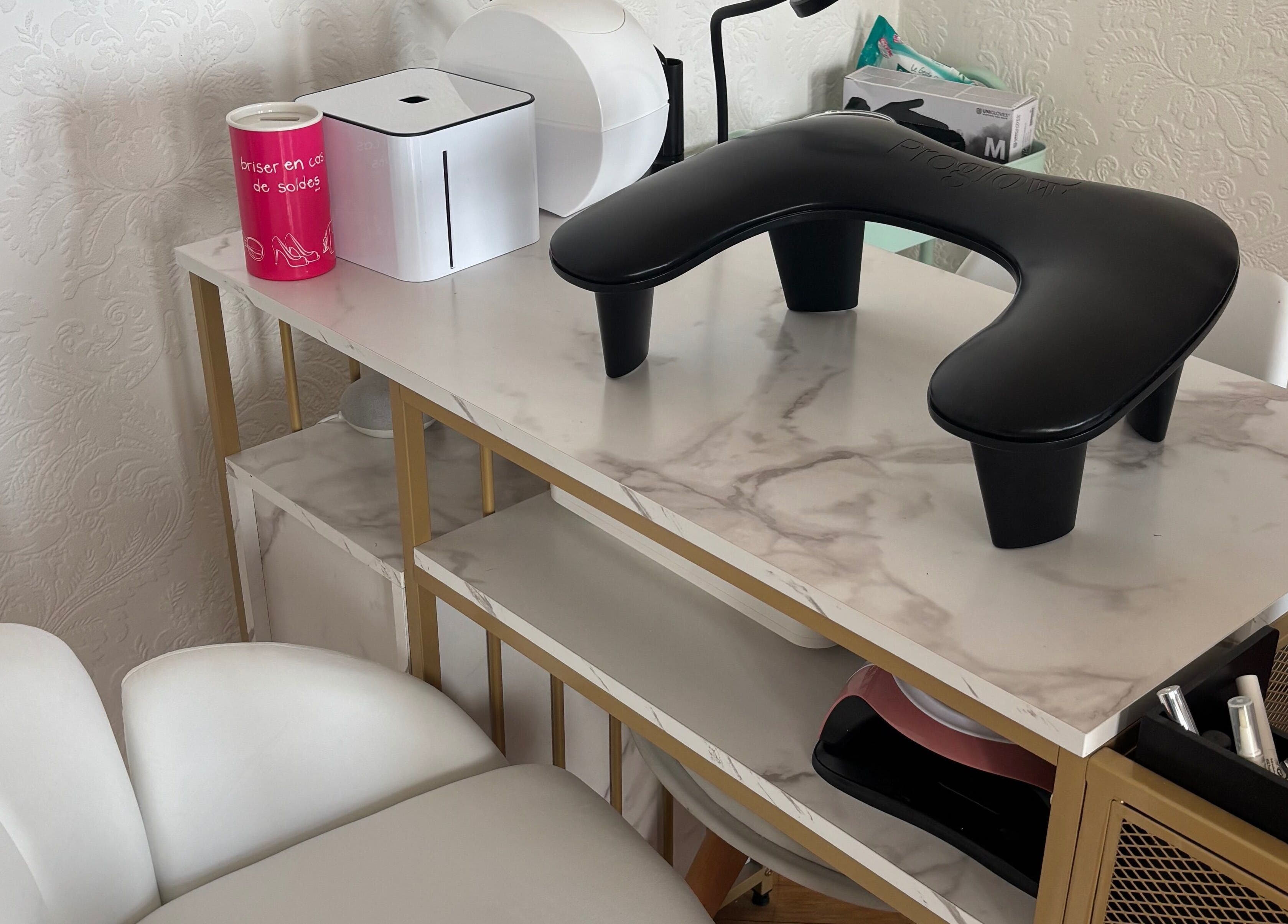 Station de manucure à Le Salon de Kelly, Brassac, Occitanie, FR avec équipement moderne.