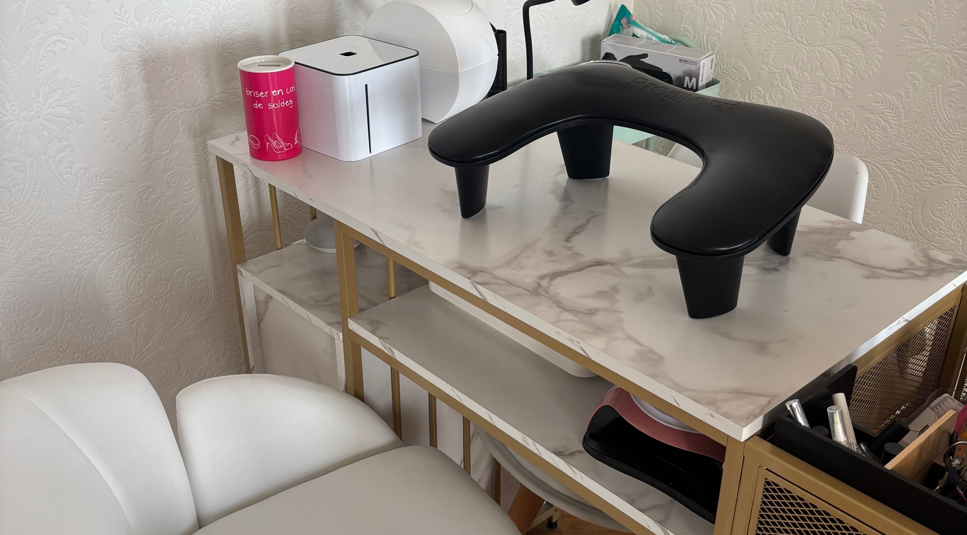 Station de manucure à Le Salon de Kelly, Brassac, Occitanie, FR avec équipement moderne.