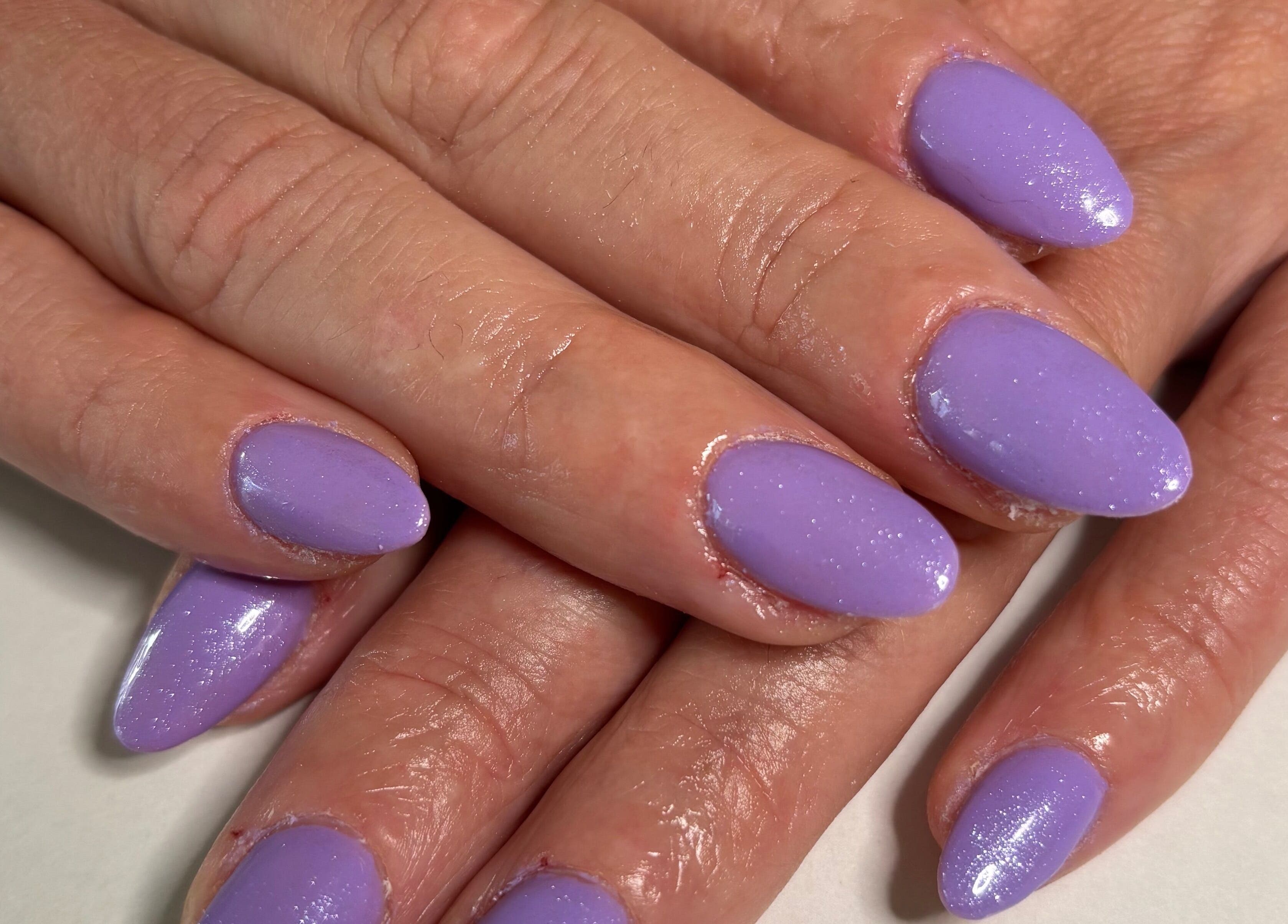 Manucure lilas élégante au Le Salon de Kelly, Brassac, Occitanie, FR. Ongles brillants et soignés.