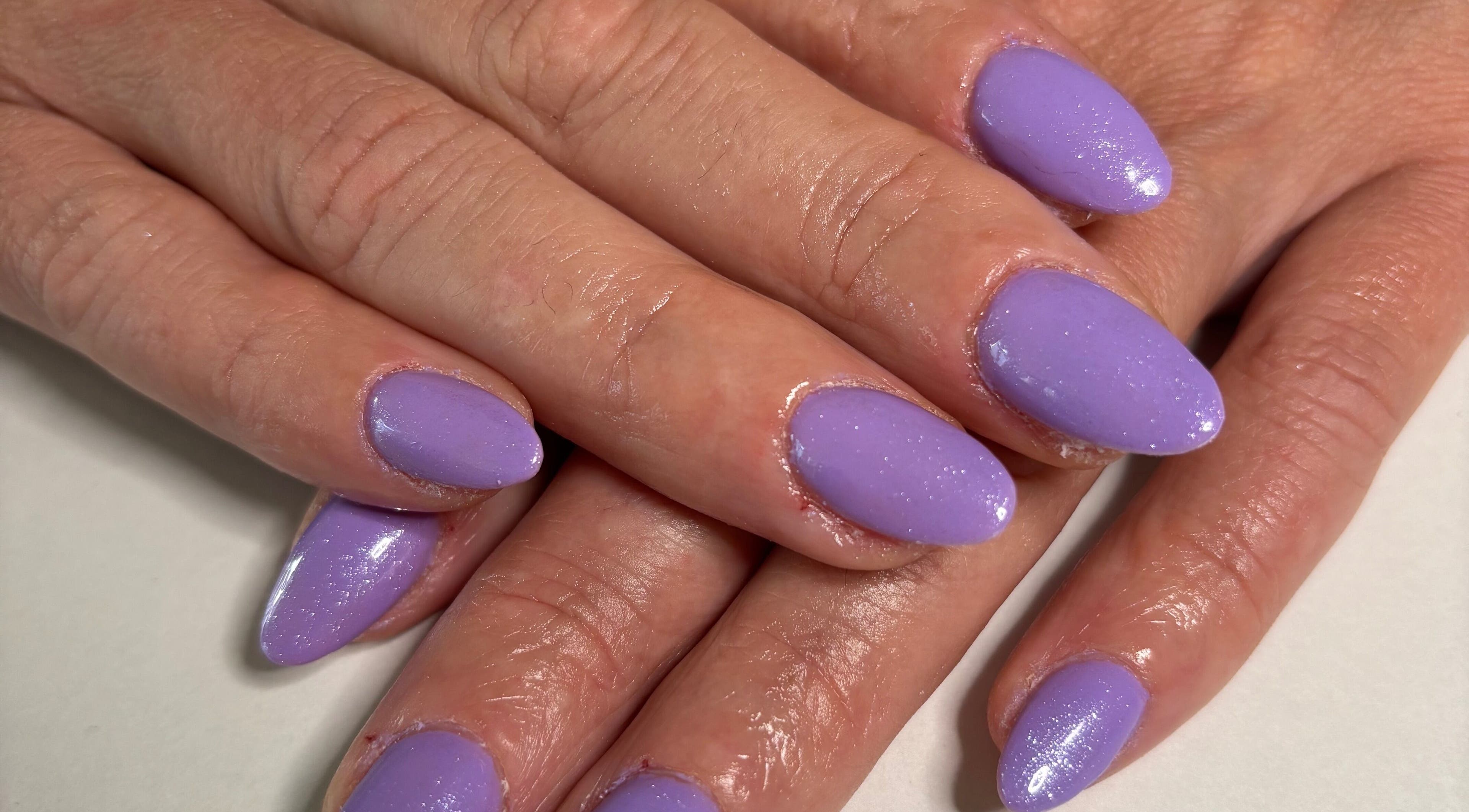 Manucure lilas élégante au Le Salon de Kelly, Brassac, Occitanie, FR. Ongles brillants et soignés.