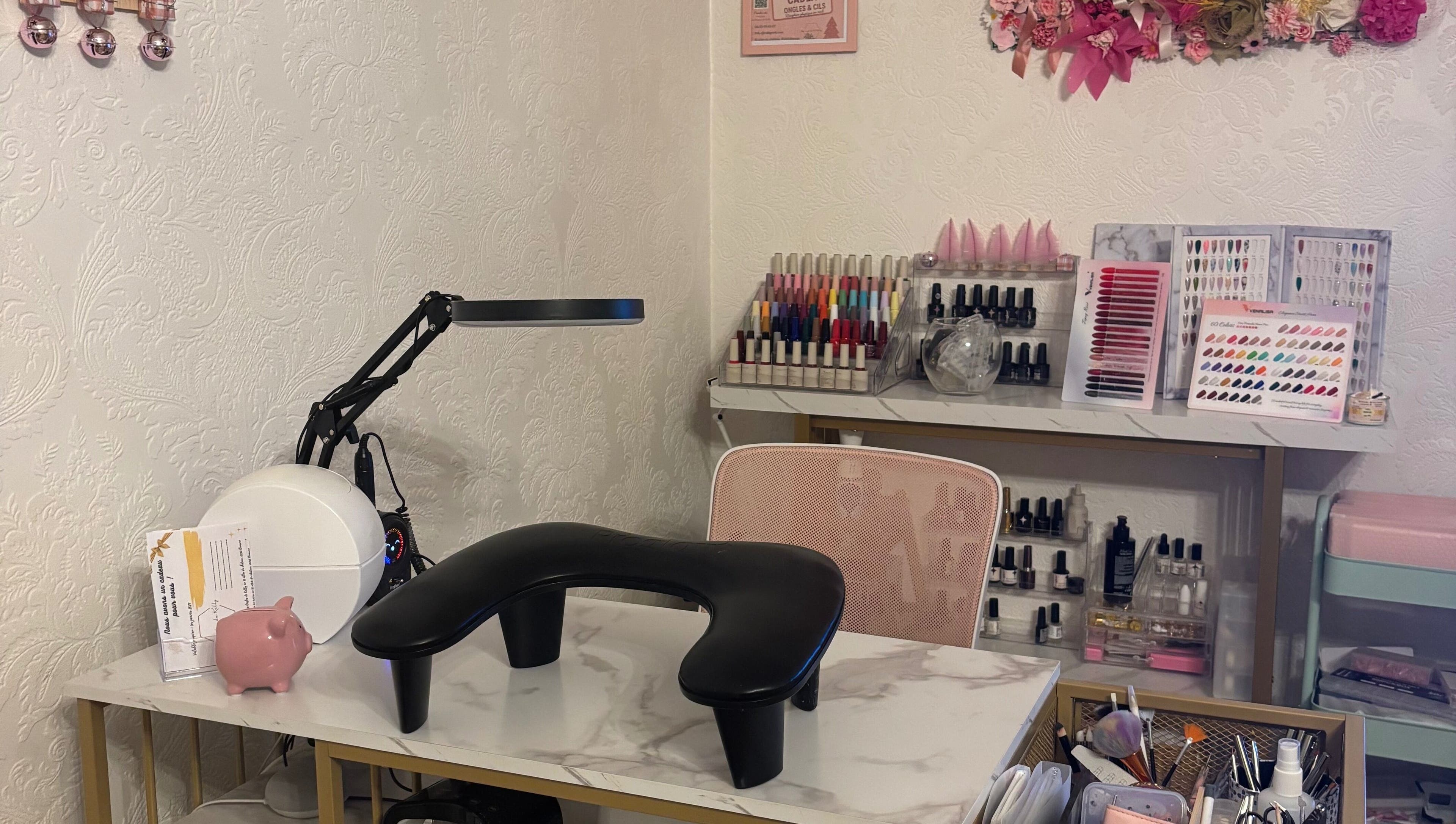 Coin manucure chez Le Salon de Kelly à Brassac, Occitanie, FR. Table avec vernis colorés et outils professionnels.