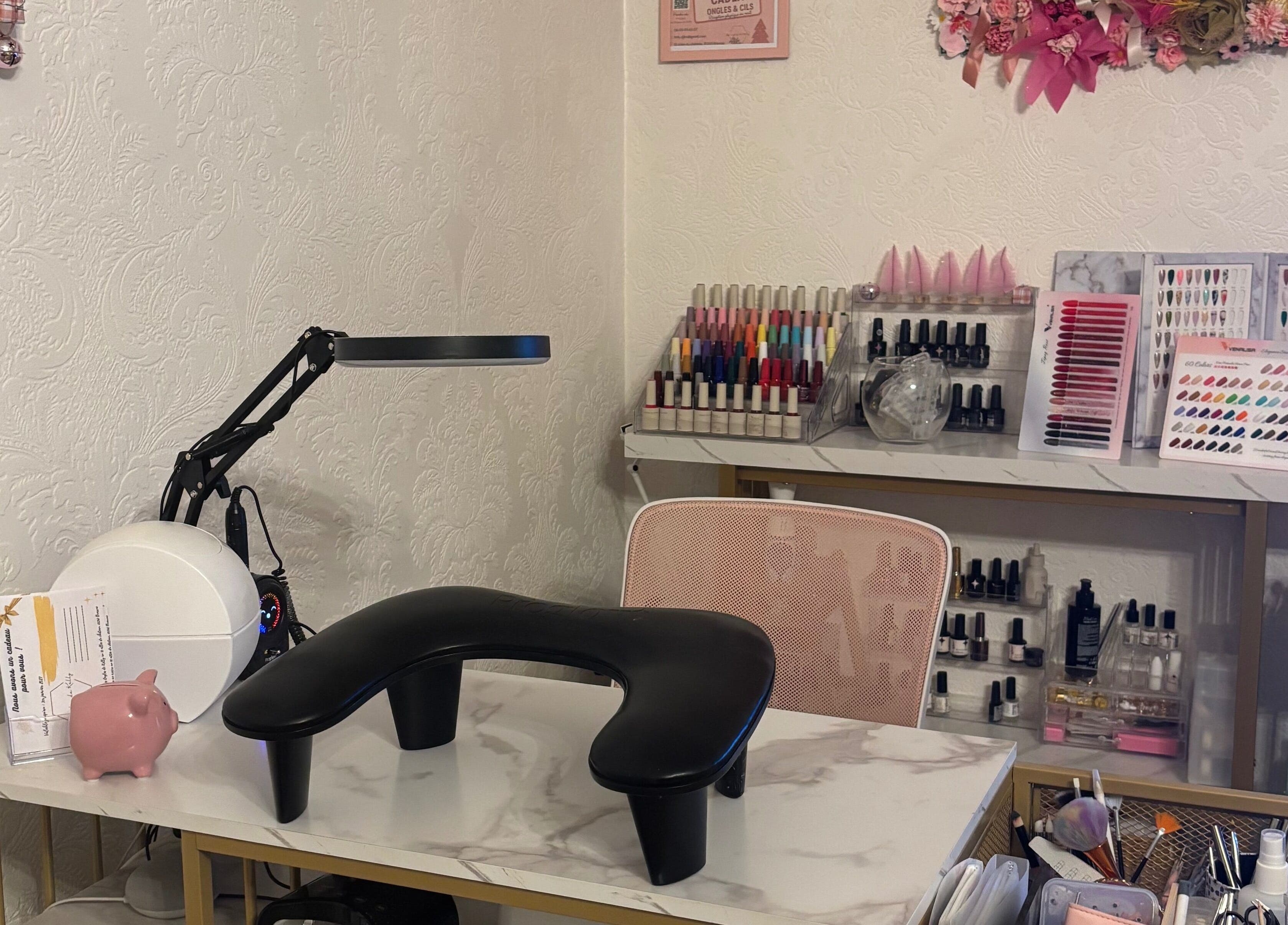 Coin manucure chez Le Salon de Kelly à Brassac, Occitanie, FR. Table avec vernis colorés et outils professionnels.