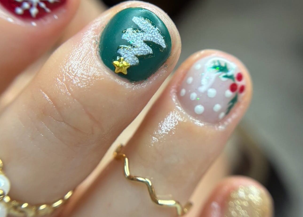 Art d'ongles festif au Le Salon de Kelly, Brassac, Occitanie, FR, avec motifs de Noël modernes.