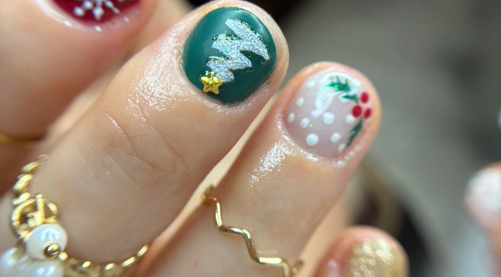 Art d'ongles festif au Le Salon de Kelly, Brassac, Occitanie, FR, avec motifs de Noël modernes.