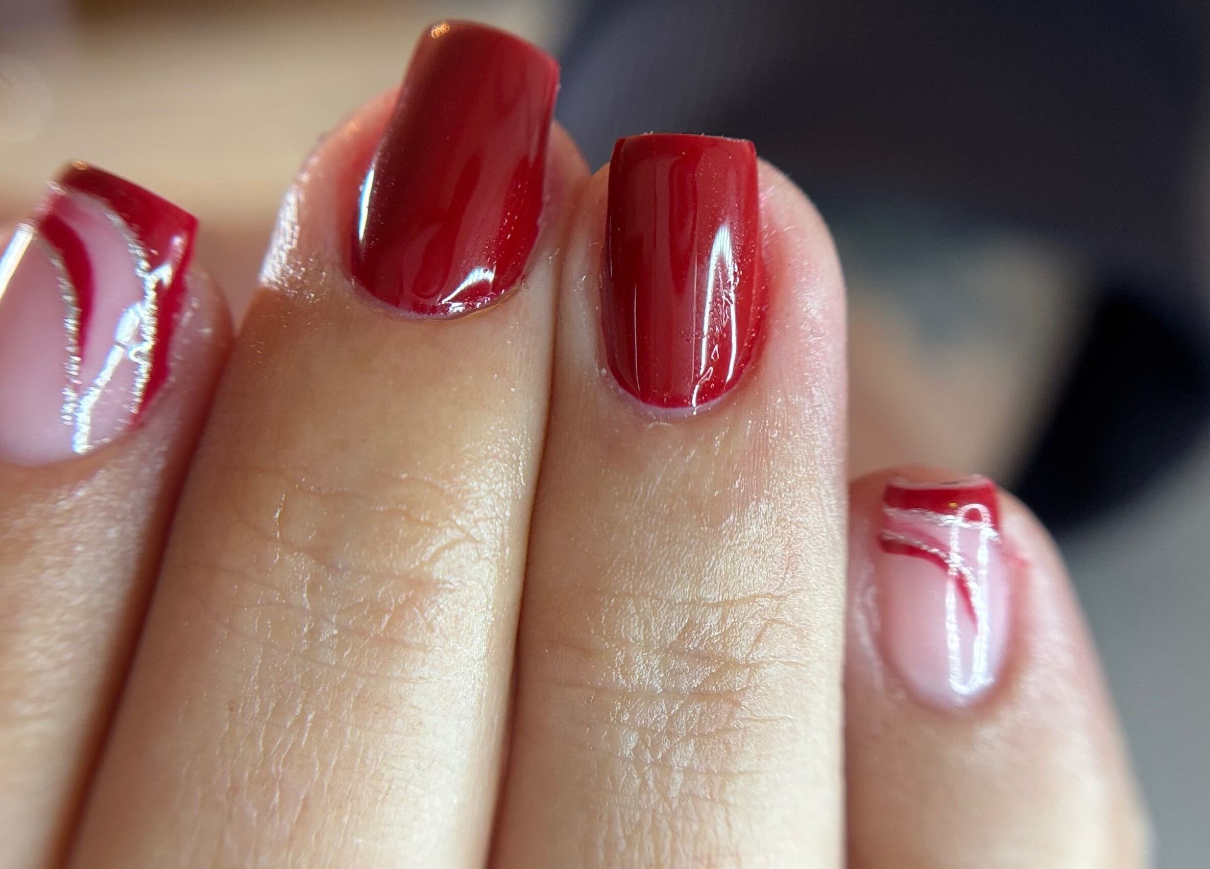 Manucure rouge éclatante au Le Salon de Kelly, Brassac, Occitanie, FR.