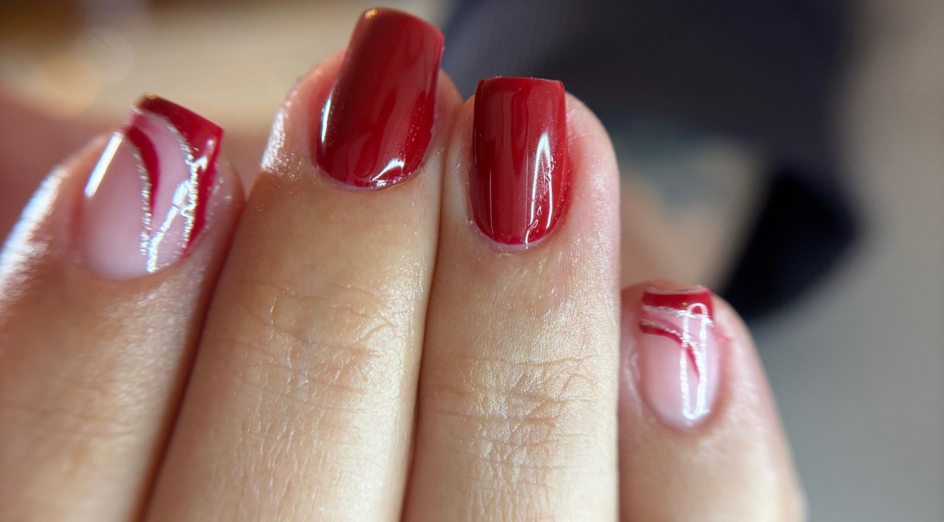 Manucure rouge éclatante au Le Salon de Kelly, Brassac, Occitanie, FR.