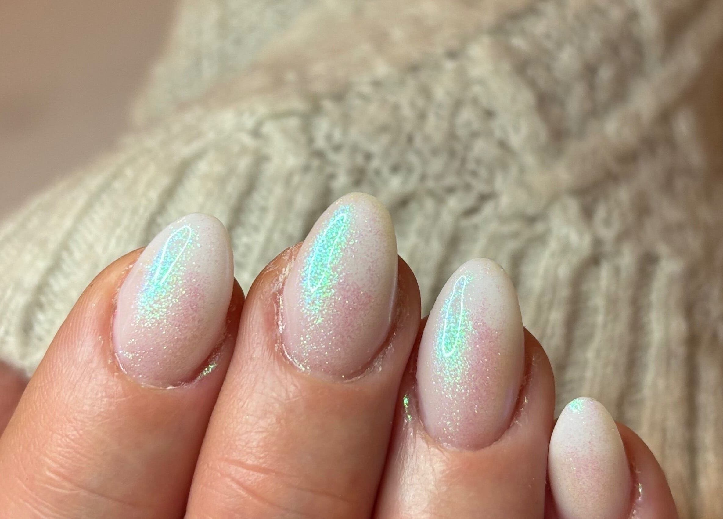 Ongles pailletés frais de Le Salon de Kelly à Brassac, Occitanie, FR.