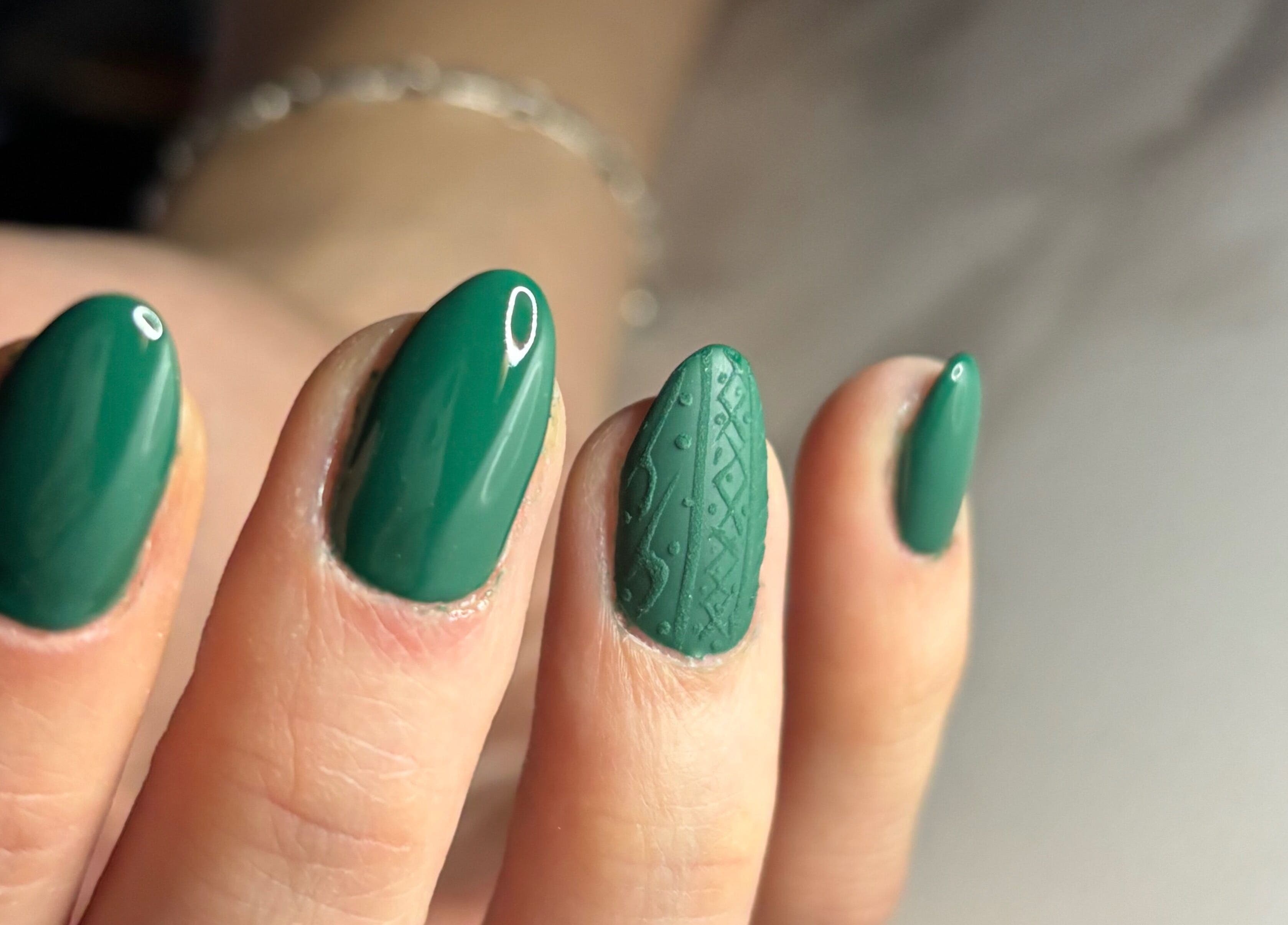 Manucure verte chic réalisée à Le Salon de Kelly, Brassac, Occitanie, FR.