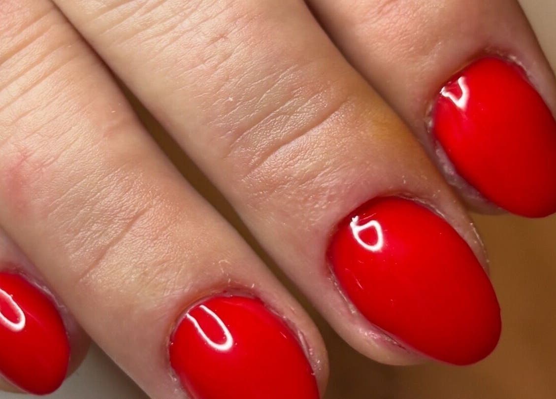Manucure rouge vif au Le Salon de Kelly, Brassac, Occitanie, FR. Découvrez l'élégance moderne.