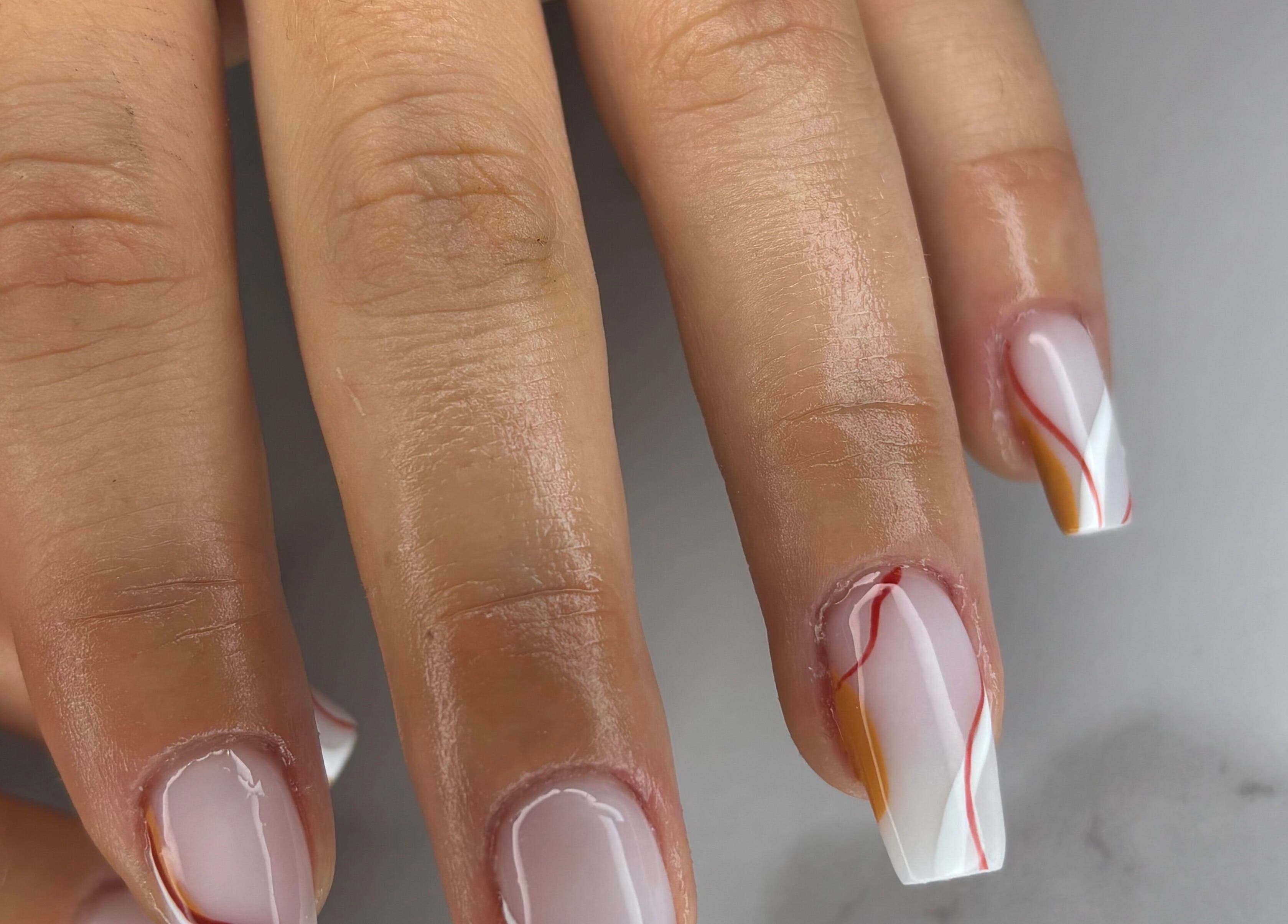 Manucure artistique avec ongles blancs et lignes colorées au Le Salon de Kelly, Brassac, Occitanie, FR.