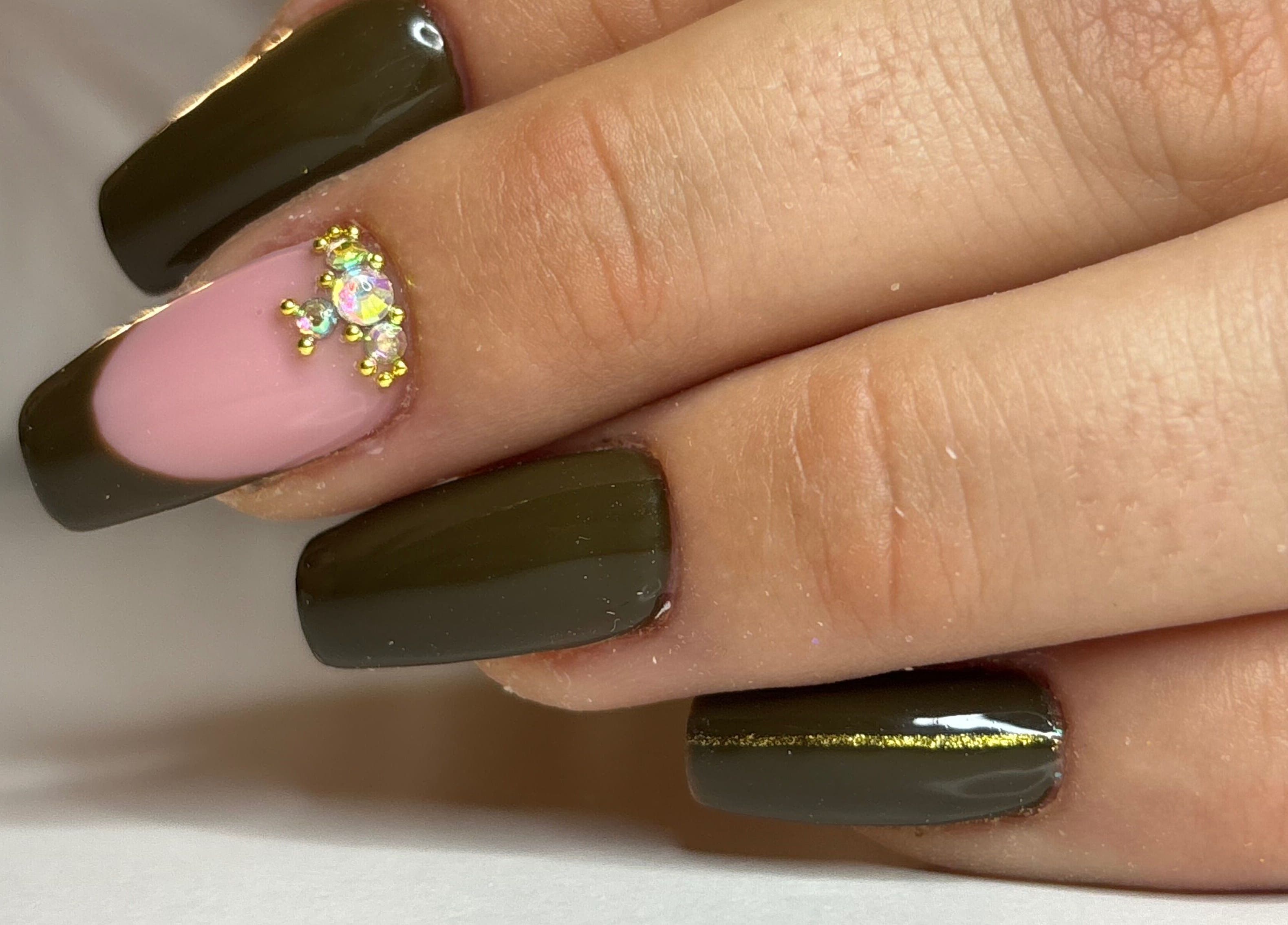 Manucure artistique chez Le Salon de Kelly à Brassac, Occitanie, FR. Ongles marron et rose avec strass.