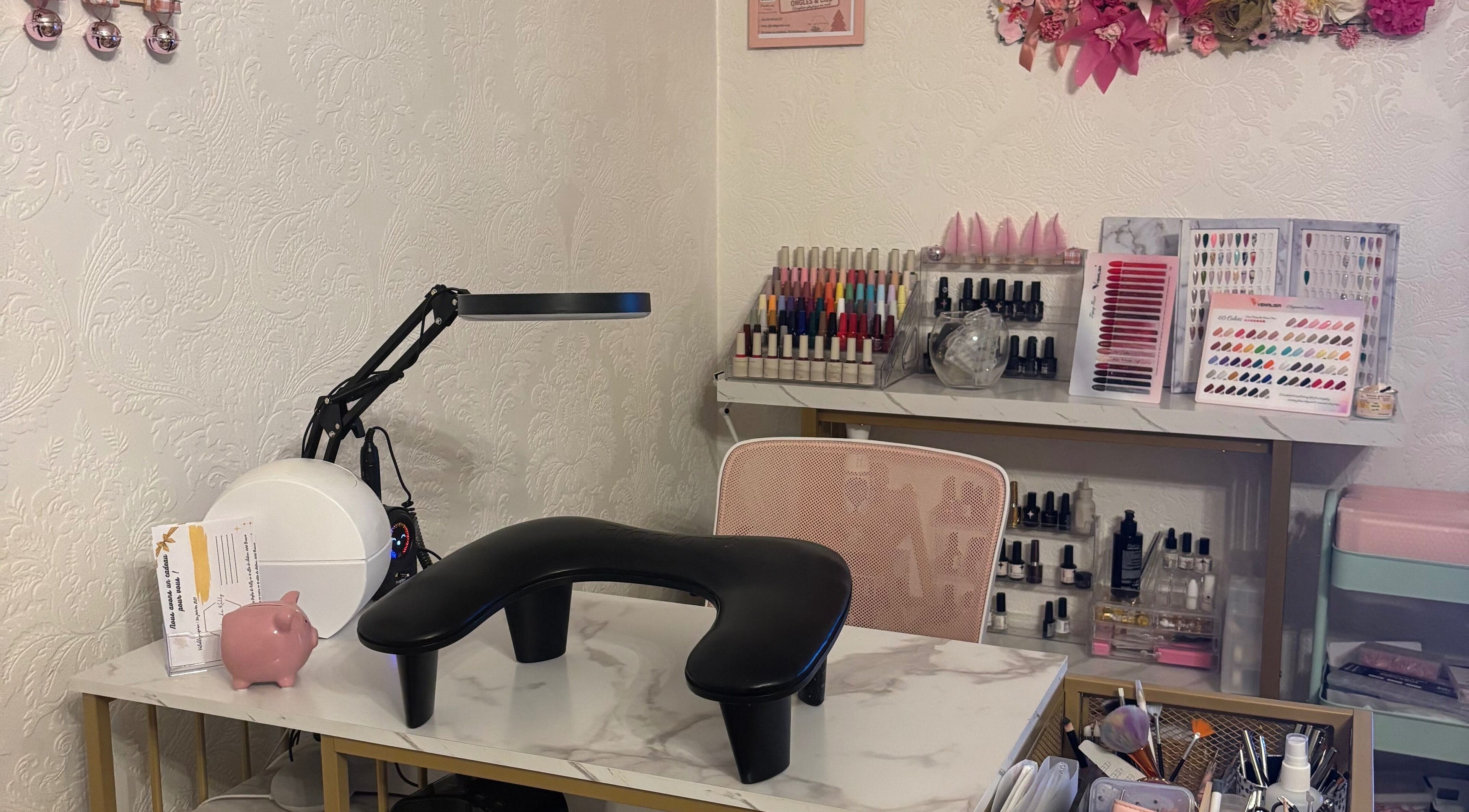 Élégant espace manucure de Le Salon de Kelly à Brassac, Occitanie, FR avec outils et couleurs de vernis.