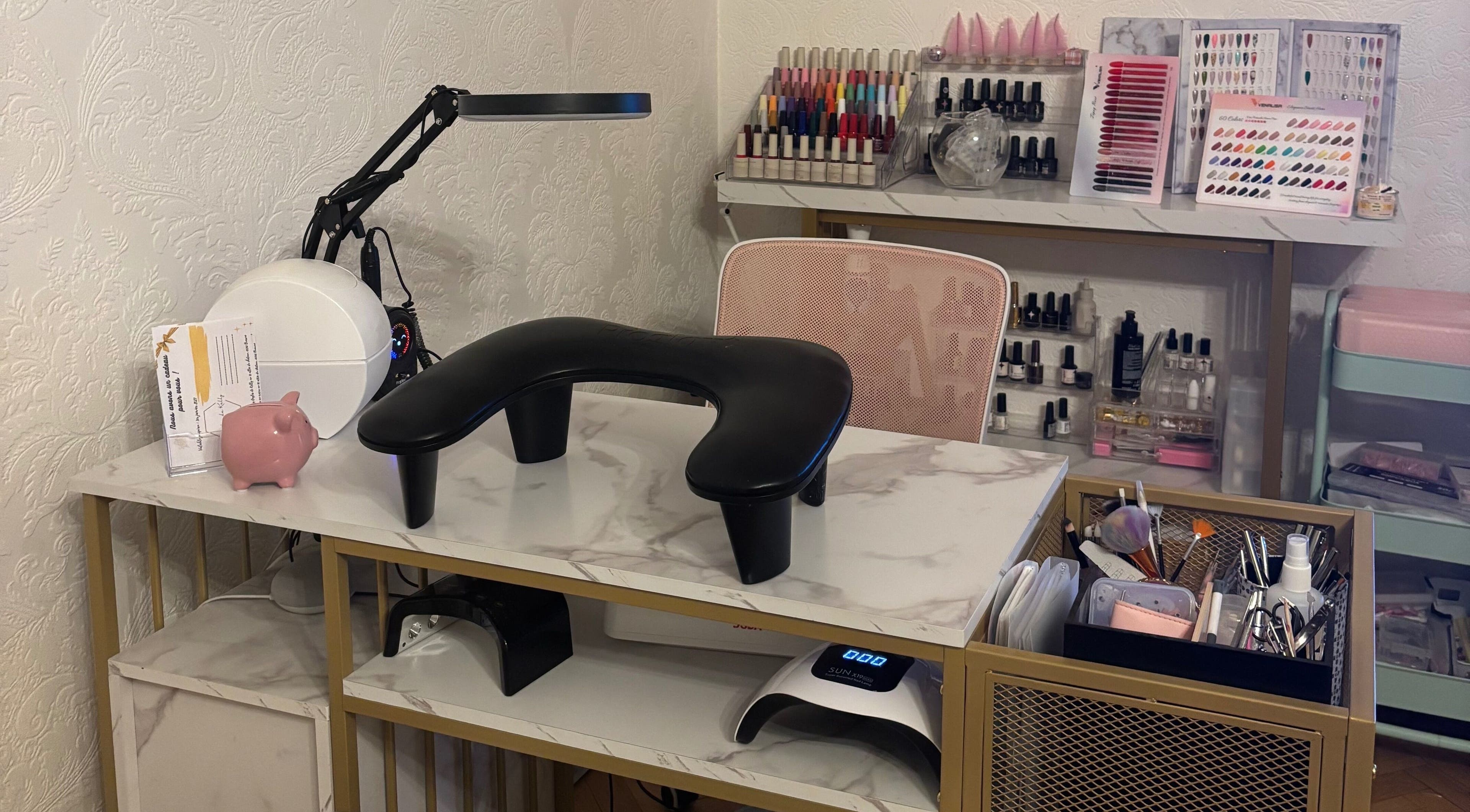 Station de manucure élégante à Le Salon de Kelly, Brassac, Occitanie, FR avec divers outils et vernis.