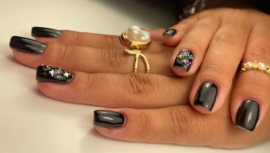 Manucure noire élégante avec strass à PoupouteNails, Pont-saint-esprit, Occitanie, FR.