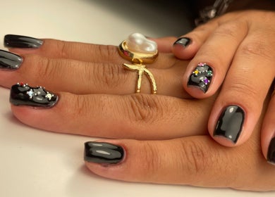 Manucure noire élégante avec strass à PoupouteNails, Pont-saint-esprit, Occitanie, FR.