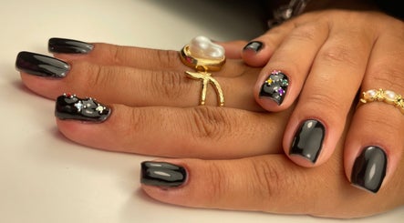 Manucure noire élégante avec strass à PoupouteNails, Pont-saint-esprit, Occitanie, FR.