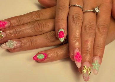 Des ongles décorés avec art chez PoupouteNails à Pont-saint-esprit, Occitanie, FR.