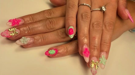 Des ongles décorés avec art chez PoupouteNails à Pont-saint-esprit, Occitanie, FR.