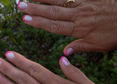 Manucure élégante avec des pointes roses à PoupouteNails, Pont-saint-esprit, Occitanie, FR.
