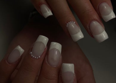 Manucure française avec perles à PoupouteNails, Pont-saint-esprit, Occitanie, FR.