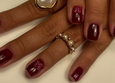 Manucure rouge foncé élégante à PoupouteNails, Pont-saint-esprit, Occitanie, FR. Finition lustrée unique.