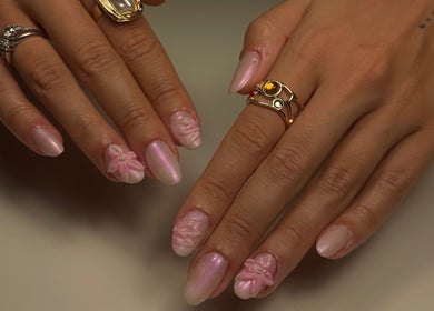 Ongles roses élégants avec des motifs floraux chez PoupouteNails, Pont-saint-esprit, Occitanie, FR.