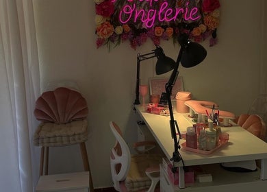 Intérieur élégant de PoupouteNails à Pont-saint-esprit, Occitanie, FR avec des fleurs et matériel de manucure.