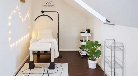 Elegante Behandlungsraum bei YehMee Eyes in Delmenhorst, Niedersachsen, DE mit gemütlicher Liege und Pflanzen.