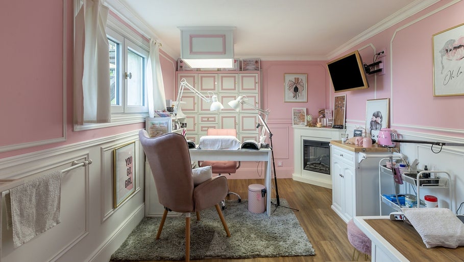 Salon élégant à Glam’Nail by ELE, Bannay, Centre-val De Loire, FR. Design intérieur rose et mobilier confort.