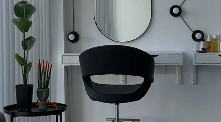 Contemporary salon chair with a stylish mirror at HEY BEAUTY, Lemesos, Lemesos, CY.