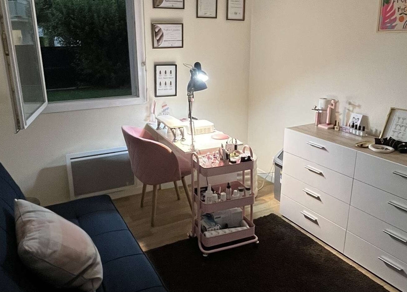 Salon de manucure chic et moderne chez Nailsbynahia à Pau, Nouvelle-aquitaine, FR, avec décorations élégantes.