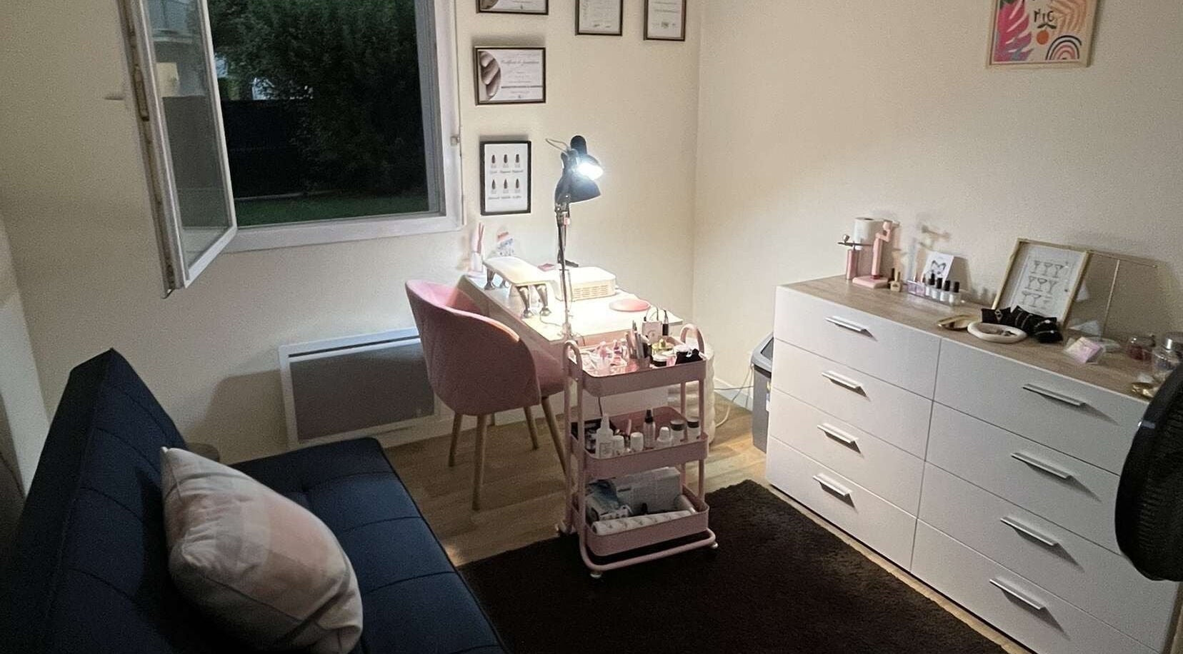 Salon de manucure chic et moderne chez Nailsbynahia à Pau, Nouvelle-aquitaine, FR, avec décorations élégantes.