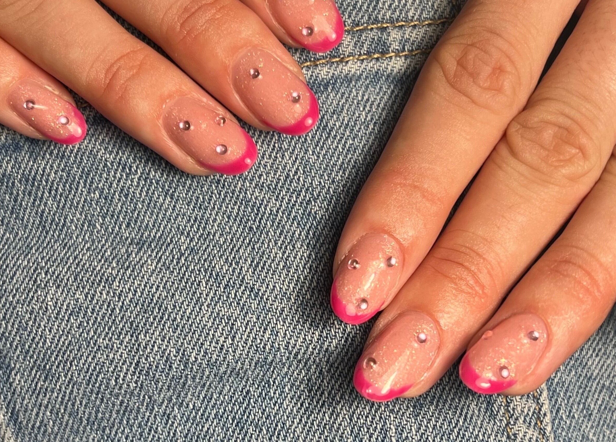 Manucure étincelante rose chez Nailsbynahia, Pau, Nouvelle-Aquitaine, FR, sur un fond de jean.