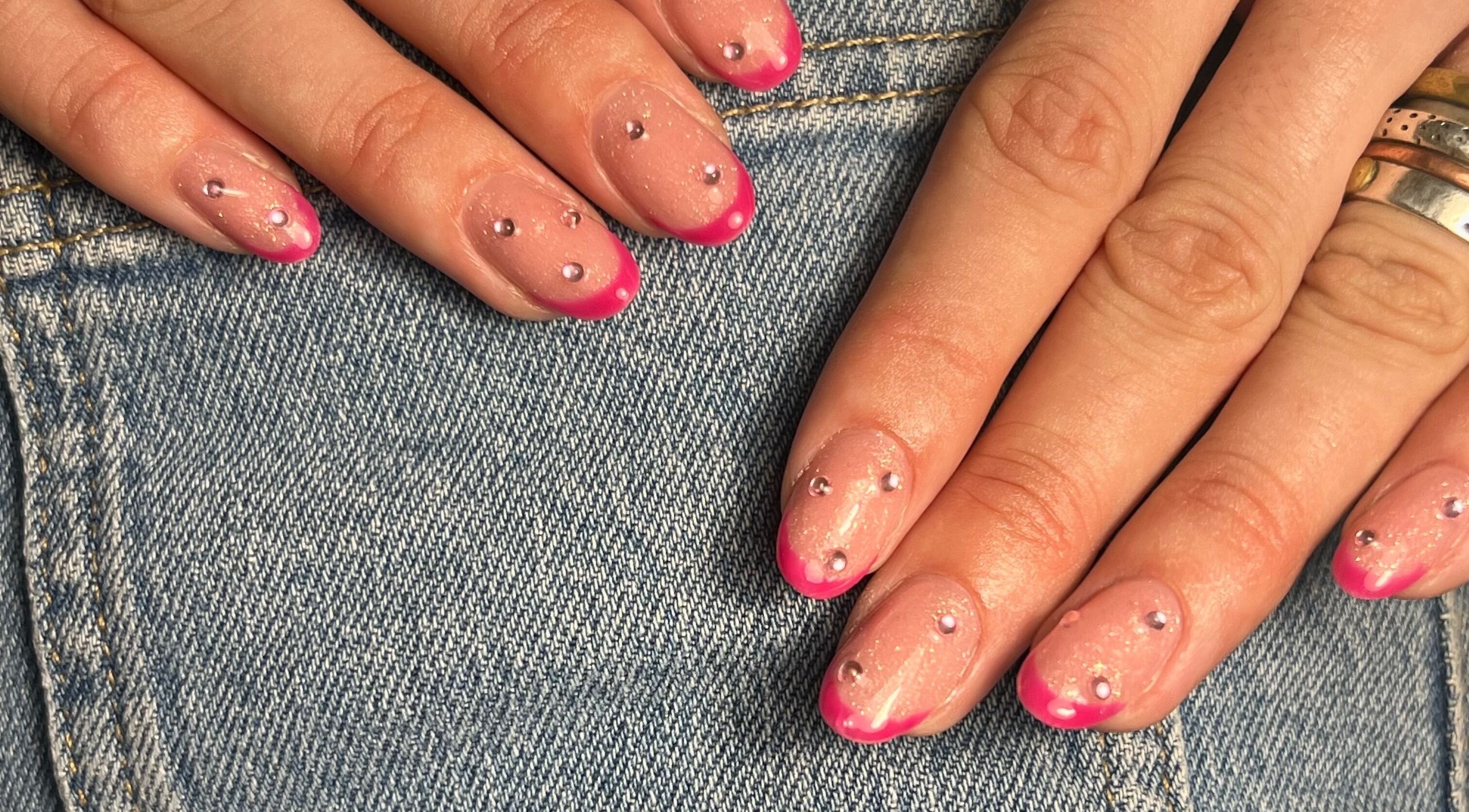 Manucure étincelante rose chez Nailsbynahia, Pau, Nouvelle-Aquitaine, FR, sur un fond de jean.