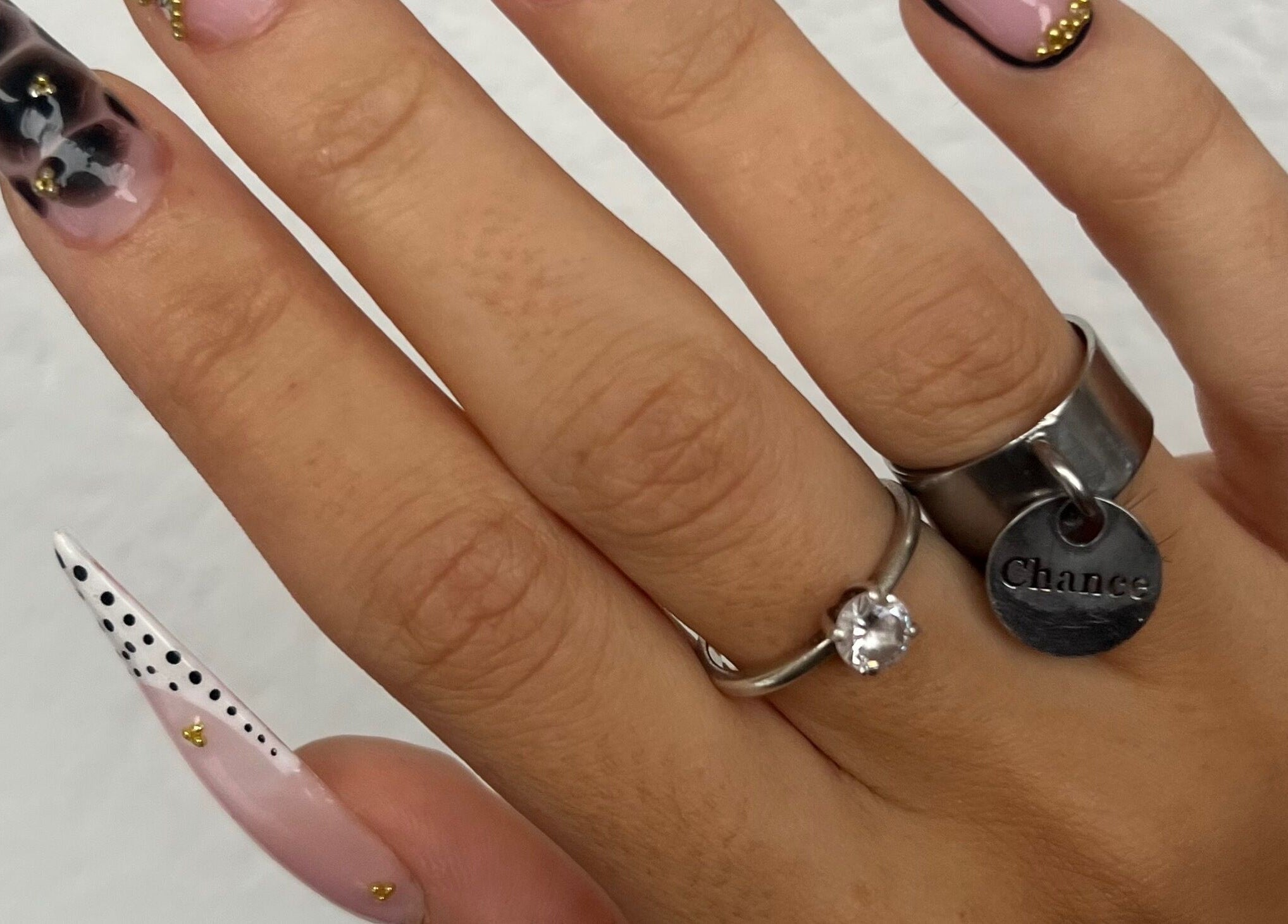 Design d'ongles chic chez Nailsbynahia, Pau, Nouvelle-Aquitaine, avec détails noirs et dorés.