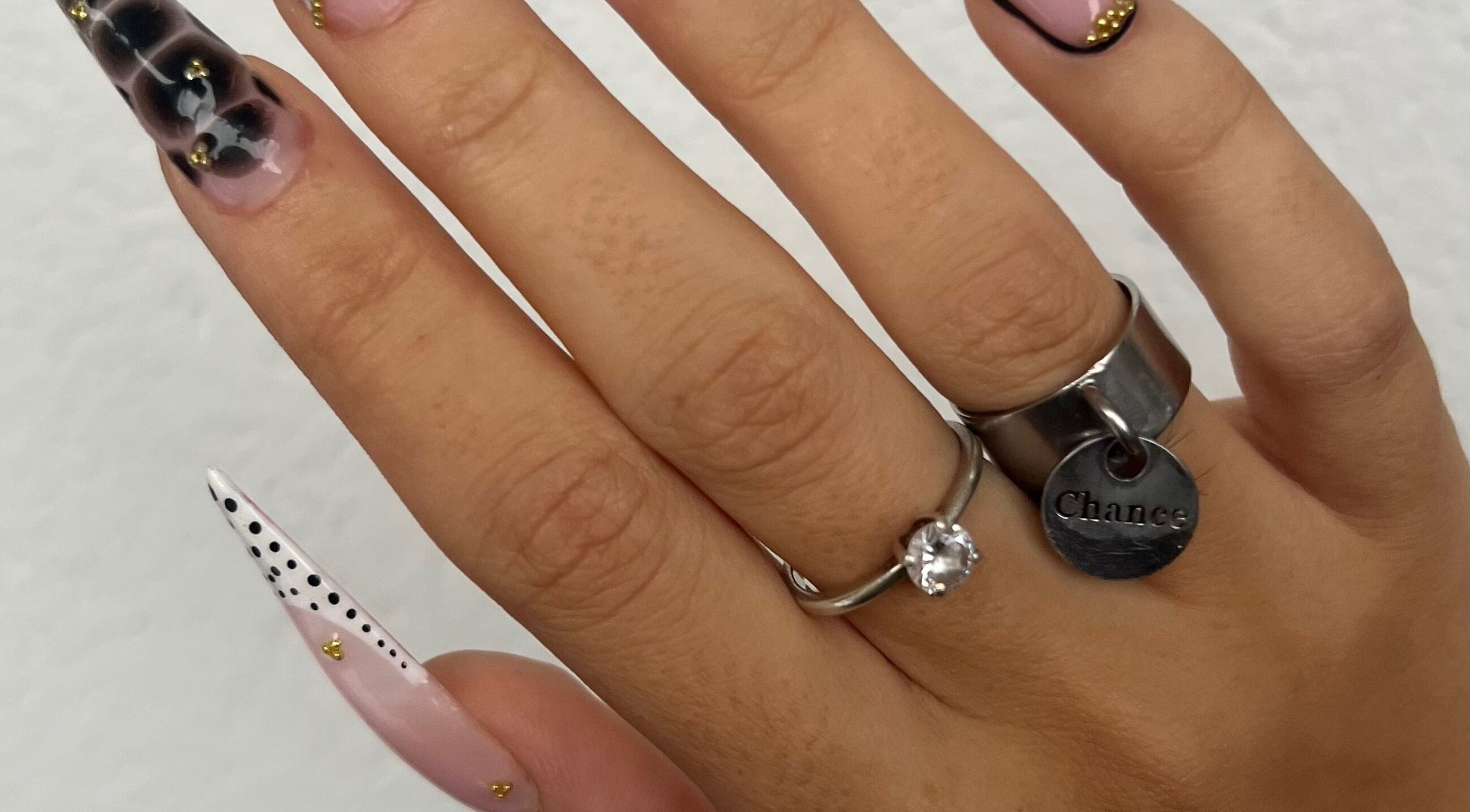 Design d'ongles chic chez Nailsbynahia, Pau, Nouvelle-Aquitaine, avec détails noirs et dorés.