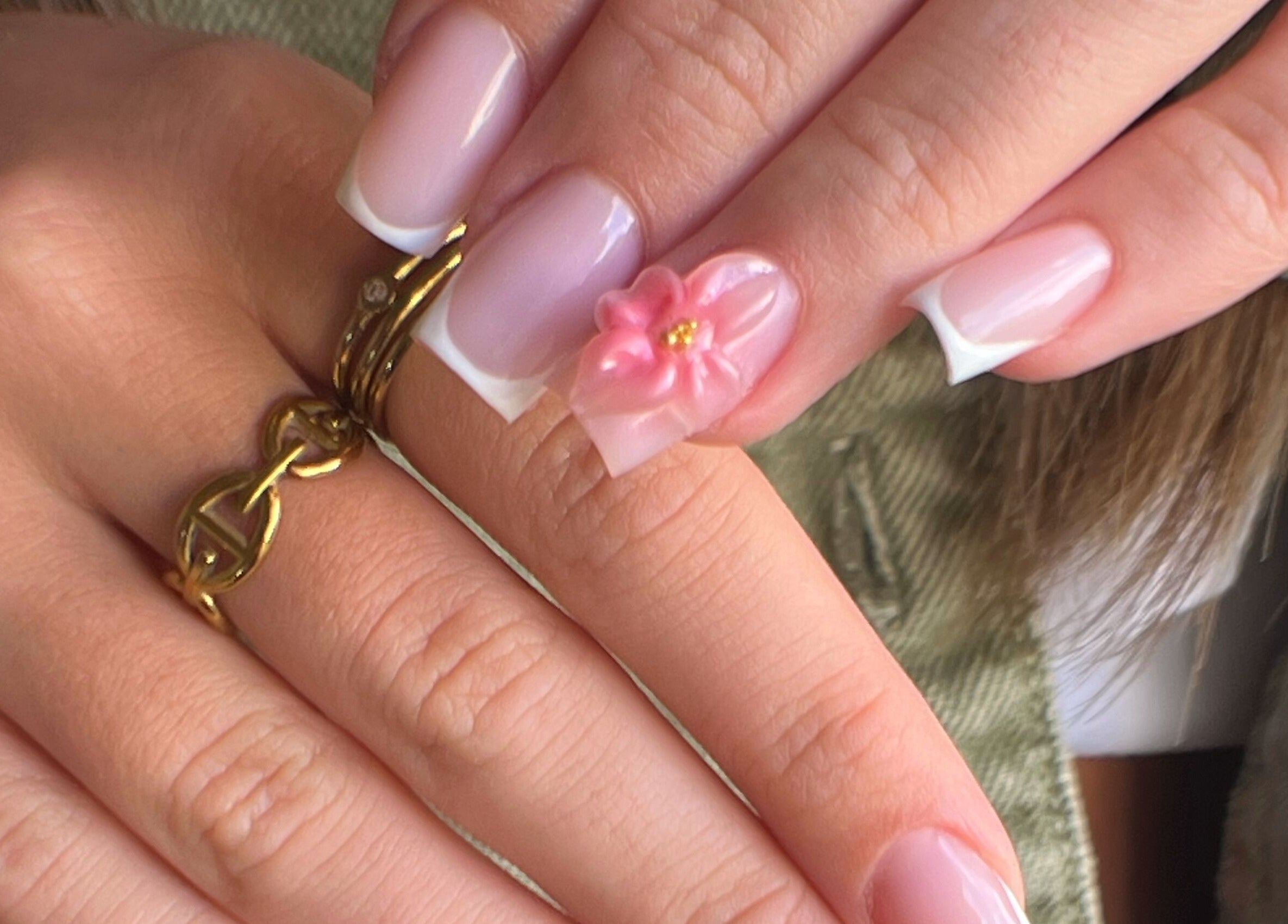 Manucure élégante avec fleur 3D à Nailsbynahia, Pau, Nouvelle-aquitaine, FR.