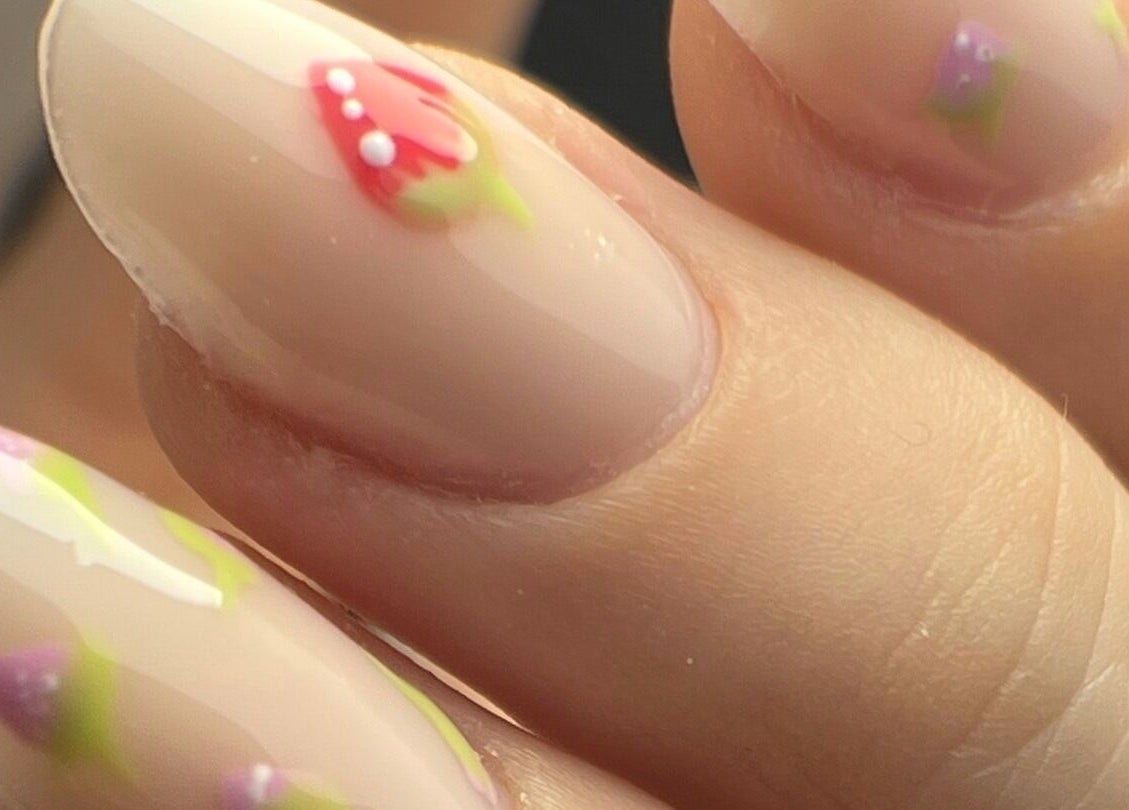 Ongles floraux artistiques chez Nailsbynahia, situé à Pau, Nouvelle-aquitaine, FR.