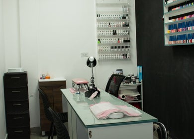 Estación de uñas en CORONADO BEAUTY SALON, Chame, Provincia De Panamá Oeste, PA con amplia variedad de esmaltes.